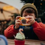 Sacando foto con kidycam a un cupcake