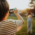 Sacando una foto al atardecer con kidycam