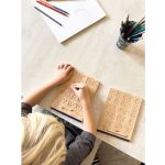 Aprender a escribir con tabla de madera
