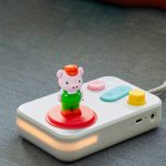 Niño escuchando Los Tres Cerditos con el altavoz Faba, juguete de audio para cuentos infantiles